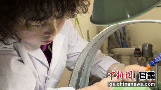 夜光杯制作學(xué)徒謝小琴坦言，雖工作枯燥，但是能夠掌握國家級非遺技藝是很自豪的。王牧雨 攝