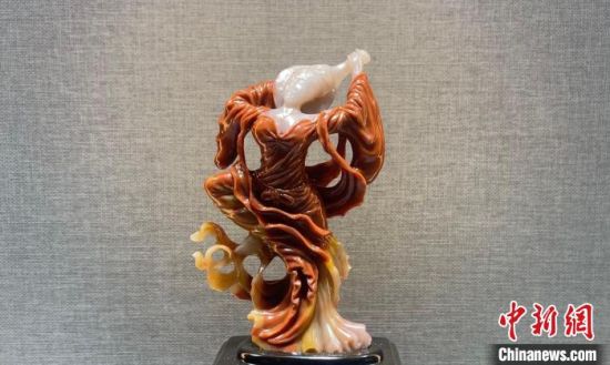 圖為翩然起舞的飛天玉雕?！「攥?攝