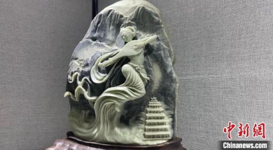 圖為李學(xué)平的玉雕作品?！「攥?攝