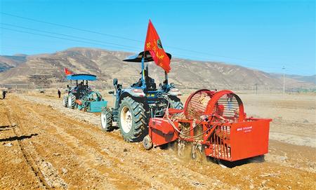 定西市隴西縣17個(gè)鄉(xiāng)鎮(zhèn)的農(nóng)機(jī)合作社、農(nóng)機(jī)手參加了農(nóng)機(jī)技能比賽和培訓(xùn)