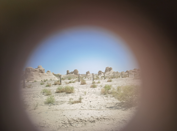 插圖2：透過河西走廊遺存的古陶片孔洞所見。攝影：陳曉斌。拍攝日期：2020年6月。