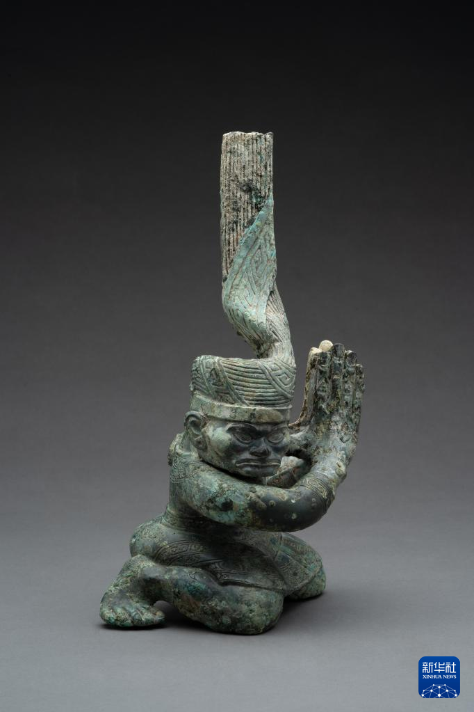 四川廣漢市三星堆商代遺址四號(hào)坑出土扭頭跪坐銅人像（資料圖）。
