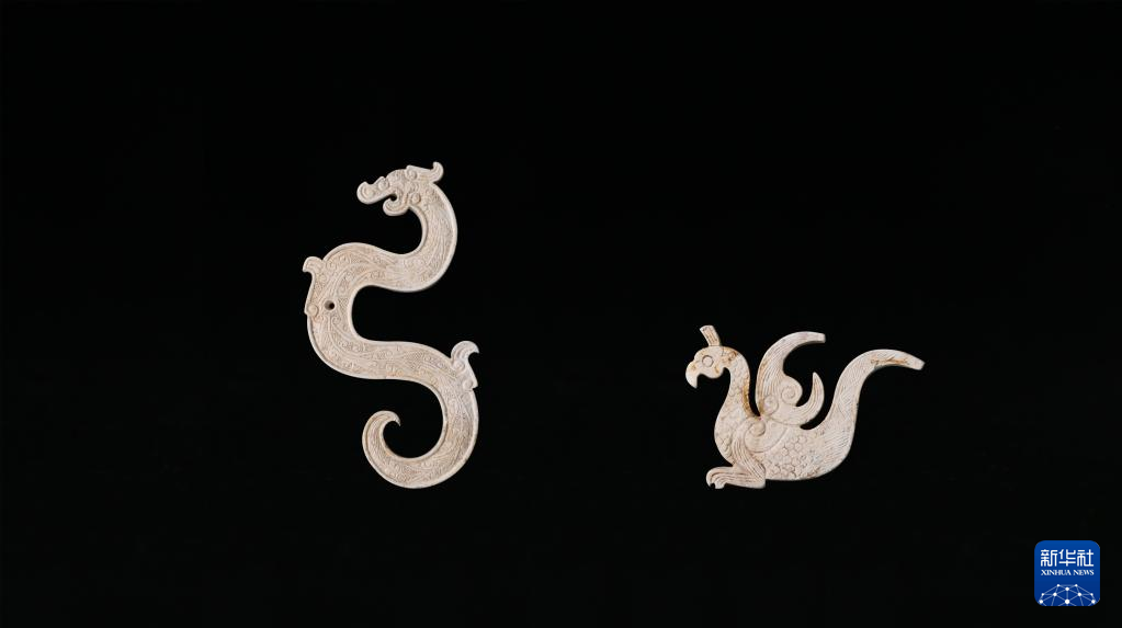 江西樟樹市國(guó)字山戰(zhàn)國(guó)墓葬出土玉龍、玉鳳（資料圖）。