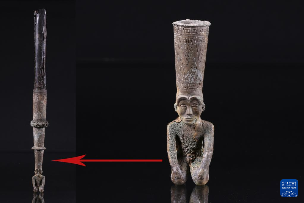 江西樟樹市國(guó)字山戰(zhàn)國(guó)墓葬出土銅跽坐人鐓（資料圖）。