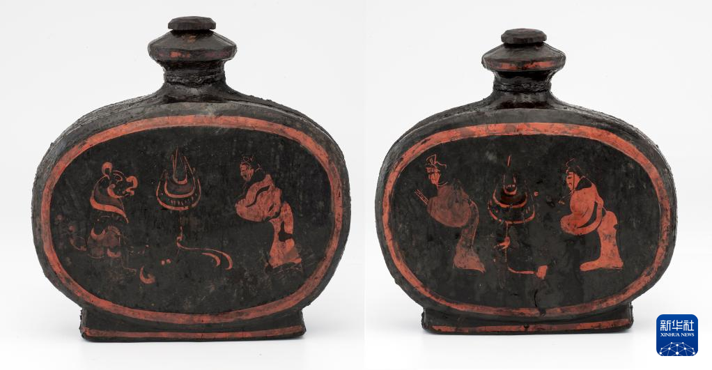 湖北云夢(mèng)縣鄭家湖戰(zhàn)國(guó)秦漢墓地出土扁壺（資料圖）。