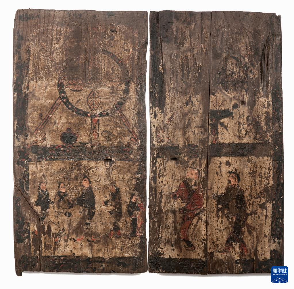 湖北云夢(mèng)縣鄭家湖戰(zhàn)國(guó)秦漢墓地的一處板門繪畫（資料圖）。