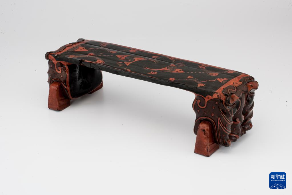 湖北云夢(mèng)縣鄭家湖戰(zhàn)國(guó)秦漢墓地出土漆木虎頭枕（資料圖）。