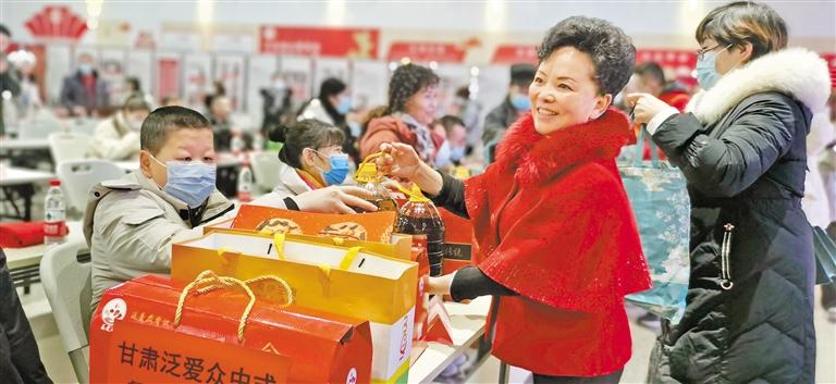 身殘志堅(jiān)的郭淑芳與愛同行37年 點(diǎn)一盞燈，照亮別人也照亮自己