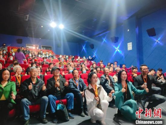 《浴血誓言》主創(chuàng)團隊與到場的紅軍后代合影。　陳選斌 攝