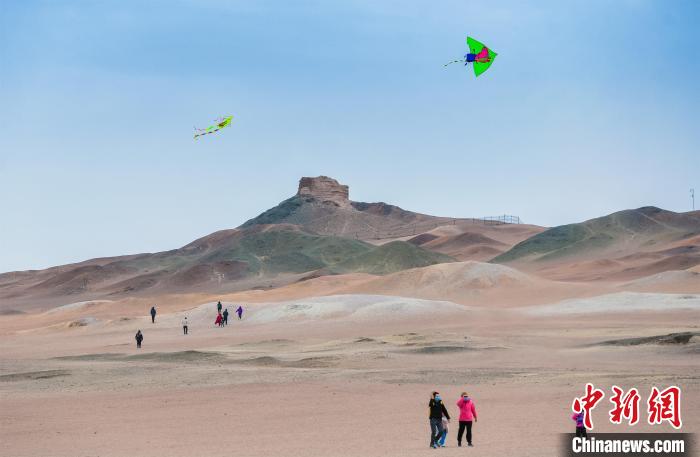 圖為市民正在陽關(guān)景區(qū)放風箏?！⊥醣筱y 攝