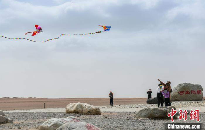 圖為市民正在陽關(guān)景區(qū)放風箏?！⊥醣筱y 攝