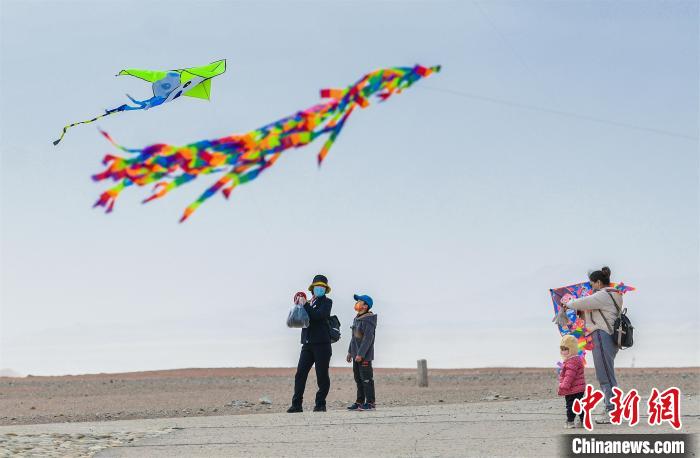 圖為孩童在父母的陪伴下放風箏。　王斌銀 攝