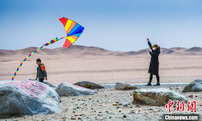 圖為市民正在陽關(guān)景區(qū)放風箏。　王斌銀 攝