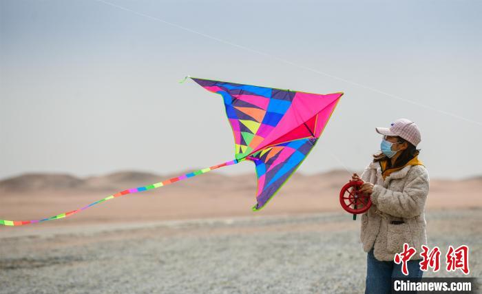 圖為市民正在陽關(guān)景區(qū)放風箏?！⊥醣筱y 攝