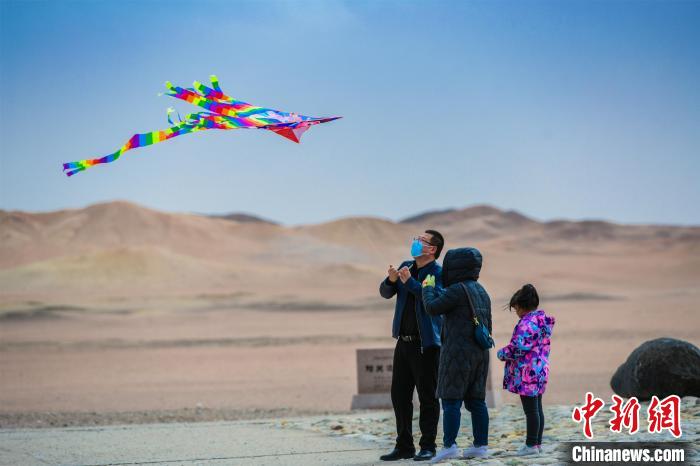 圖為市民正在陽關(guān)景區(qū)放風箏?！⊥醣筱y 攝