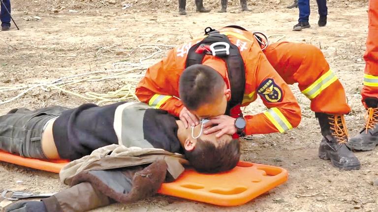 天水：消防員人工呼吸救回中毒農(nóng)民工 我們?yōu)槟泓c贊！