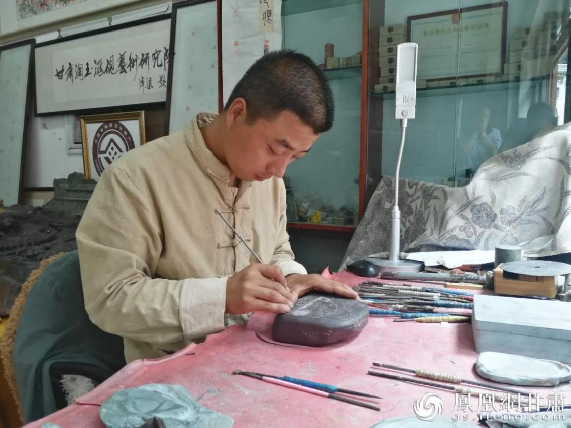 洮硯制作技藝第六代傳人、國家藝術(shù)基金資助青年藝術(shù)家、正高級洮硯雕刻藝術(shù)師李江平十年如一日專注于洮硯制作 圖源自網(wǎng)絡(luò)
