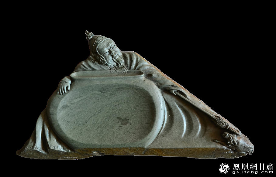 《醉臥沙場君莫笑》硯使王翰《涼州詞》中“醉臥沙場君莫笑，古來征戰(zhàn)幾人回？”的意境躍然硯臺之上。資料圖