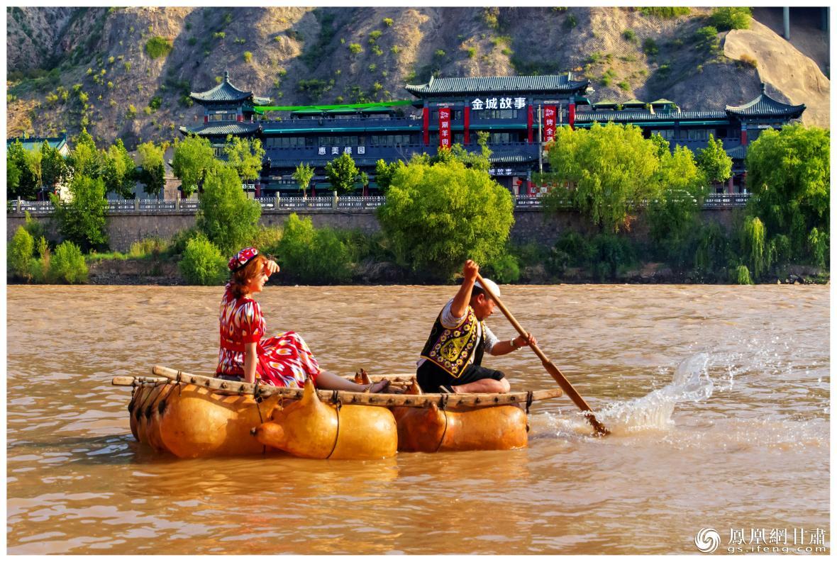 筏子客揮動著劈波斬浪的船槳，槳聲中混搭著風聲、水聲和男女對歌的花兒聲。蘭州市文旅局供圖