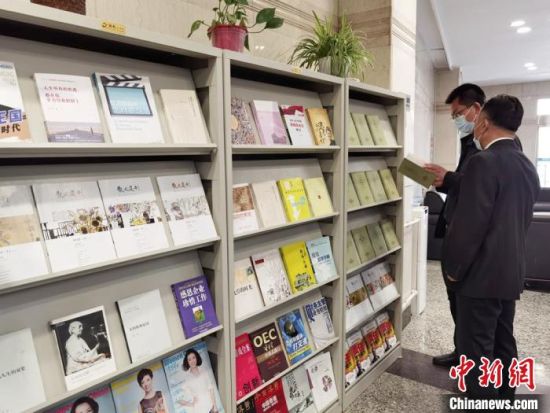 圖為國網(wǎng)甘肅電力黨校的職工書架?！⌒煅?攝