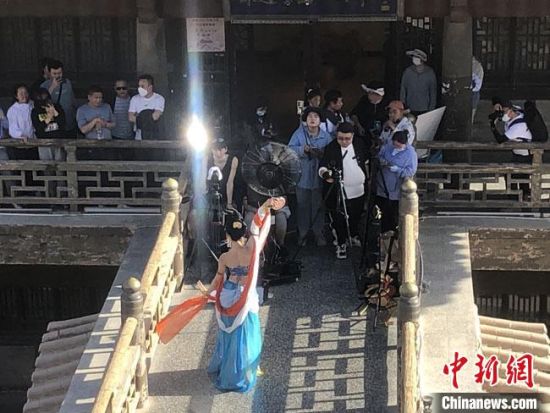 圖為5月以來，“奧大?！敝辈ガF(xiàn)場引游客圍觀。　敦煌市委宣傳部供圖