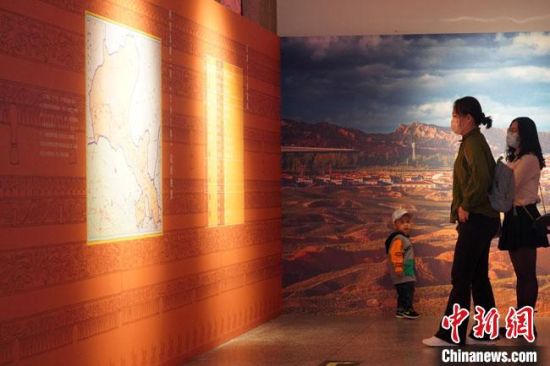 圖為參觀者參觀“大道攸歸：五涼文化展”展陳文物?！【琶赖┰?攝