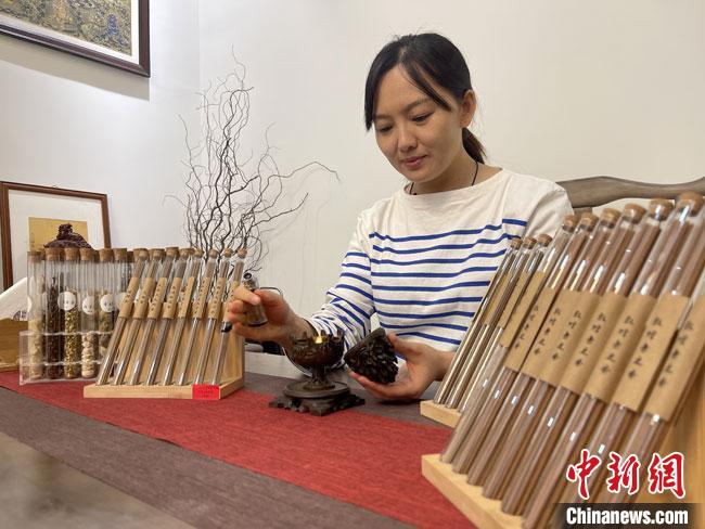 圖為魯雯展示燃香禮儀?！「攥?攝