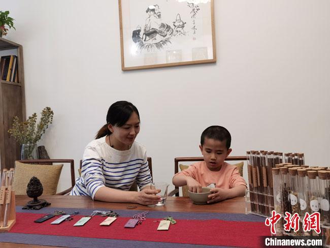 圖為魯雯為小學員授課和培訓?！●T志軍 攝