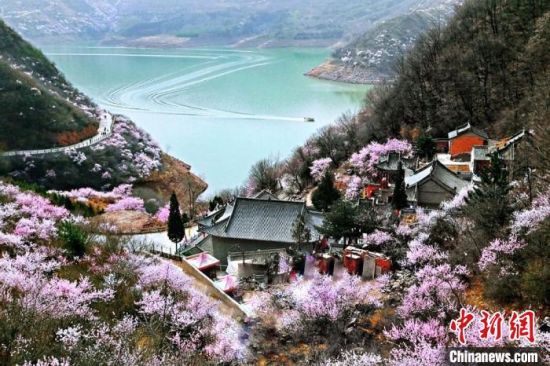 甘肅平?jīng)鍪惺侵袊?guó)優(yōu)秀旅游城市。圖為平?jīng)鲠轻忌较率锾一ㄊ㈤_(kāi)。(資料圖) 平?jīng)鍪形麄鞑抗﹫D