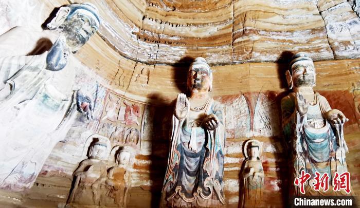 北石窟寺窟內(nèi)造像因受水顯得斑駁?！“瑧c龍 攝