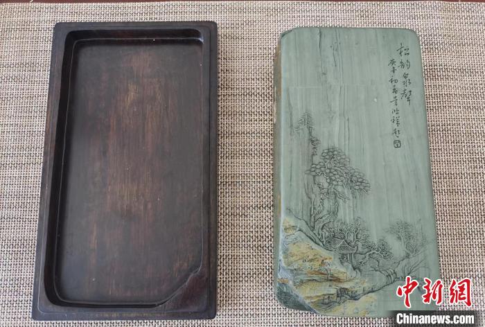 圖為甘肅甘南州洮硯藝人為提升洮硯文化內(nèi)涵，制作“一盒一拓”成品展示。(資料圖) 張婧 攝