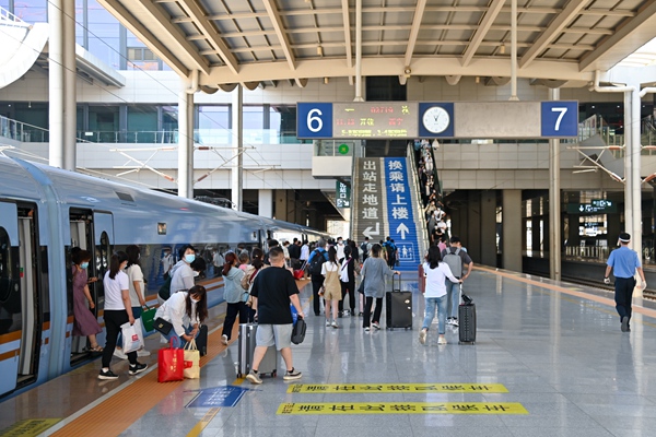 暑運(yùn)大幕開(kāi)啟。蘭州鐵路局供圖