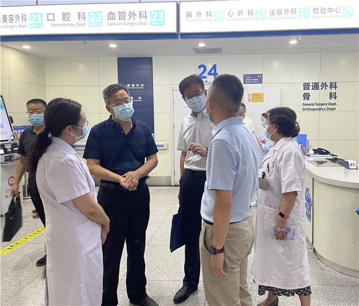 7月12日，甘肅省紀委監(jiān)委派駐省衛(wèi)健委紀檢監(jiān)察組紀檢監(jiān)察干部在蘭大二院門診開展疫情防控監(jiān)督檢查。魏雪 攝.jpg