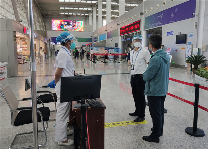7月15日，金昌市金川區(qū)紀委監(jiān)委駐區(qū)委政法委紀檢監(jiān)察組在金昌機場監(jiān)督檢查疫情防控措施落實情況。王曉梅攝.jpg