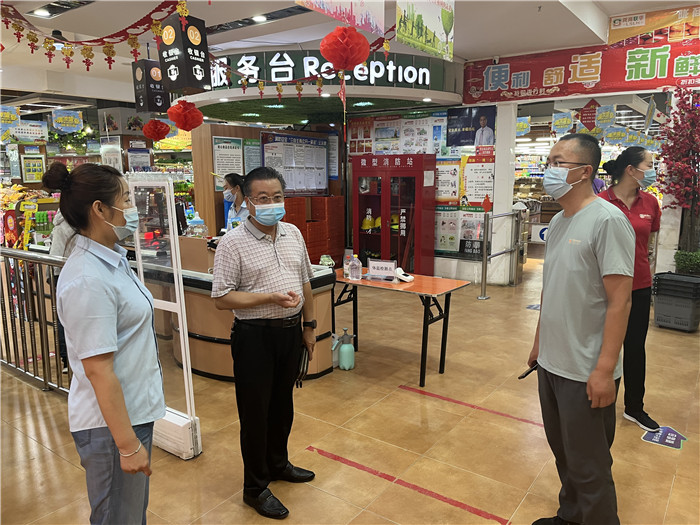 7月15日，酒泉市玉門市疫情防控督查組在隴商聯(lián)華超市監(jiān)督檢查疫情防控措施落實情況。 .jpg