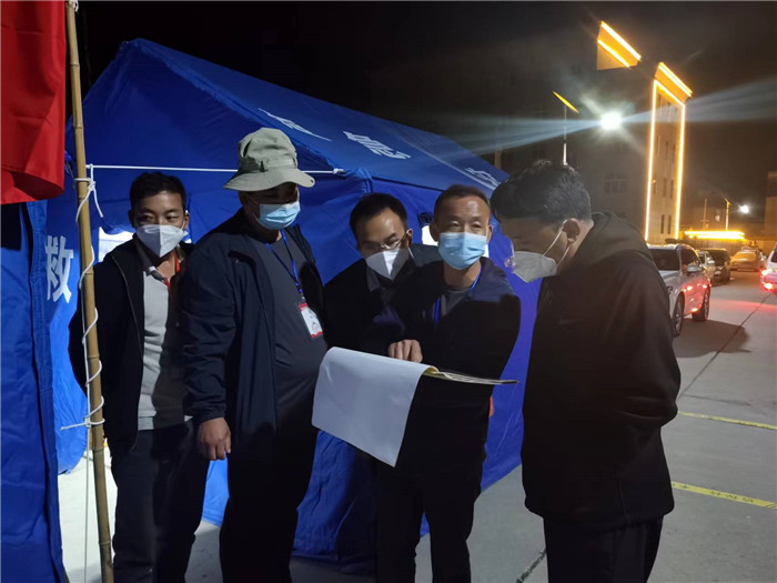 7月19日，甘南州瑪曲縣紀委監(jiān)委督查組在德吉小區(qū)卡點督導疫情防控工作。仲海濤 攝.jpg