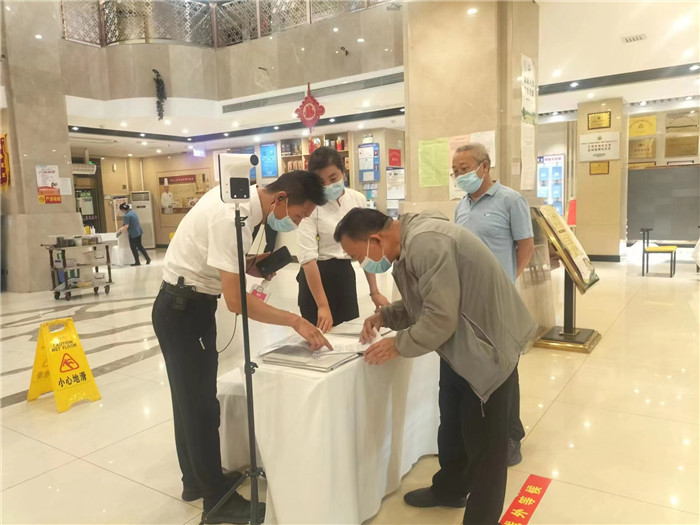 金昌市金川區(qū)紀委監(jiān)委駐區(qū)人大機關(guān)紀檢監(jiān)察組在花城錦都大酒店監(jiān)督檢查疫情防控工作。王文海 攝 .jpg