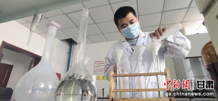 圖為甘肅科技集團(tuán)化工研究院有限責(zé)任公司工作人員正在做實(shí)驗(yàn)。魏建軍 攝