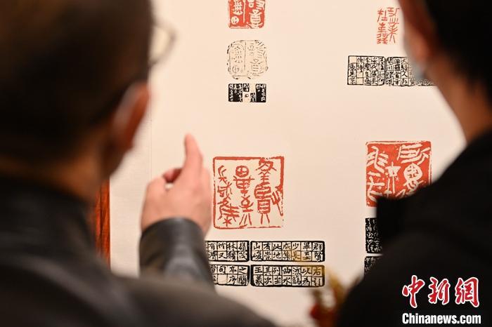 圖為甘肅蘭州，參展作品吸引參觀者。 中新社記者 李亞龍 攝