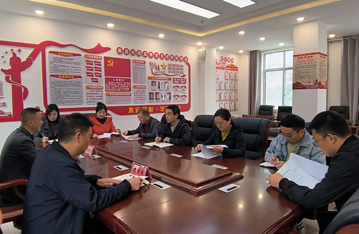 10月19日，康縣紀(jì)委監(jiān)委組織部分班子成員，辦公室、信訪室、案管室、審理室、紀(jì)檢監(jiān)察室等相關(guān)工作人員開展黨的二十大報(bào)告專題討論。.jpg