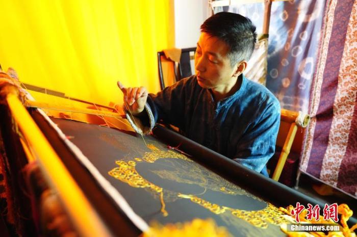 系統(tǒng)性挖掘整理古代敦煌刺繡，是甘肅天水市級(jí)非遺代表性項(xiàng)目武山刺繡代表性傳承人劉云帆這兩年最緊要的工作之一。圖為劉云帆在創(chuàng)作富含敦煌刺繡元素的作品。 中新社發(fā) 謝秉錫 攝 