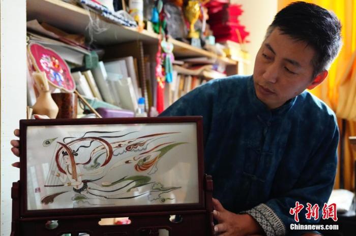 圖為劉云帆展示敦煌元素的刺繡作品。 中新社發(fā) 謝秉錫 攝