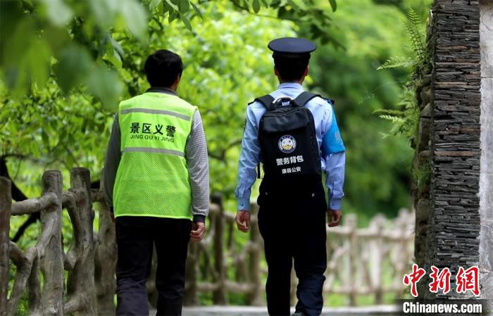 圖為民警背警務小包在轄區(qū)景區(qū)開展工作。(資料圖) 甘肅省公安廳供圖