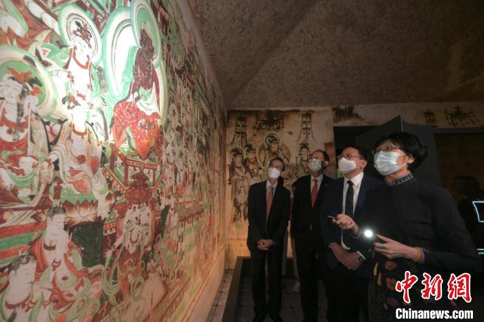 2022年8月23日，“敦煌：千載情緣的故事”展覽在香港開幕。圖為展覽現(xiàn)場，嘉賓們一同觀展?！《鼗脱芯吭汗﹫D