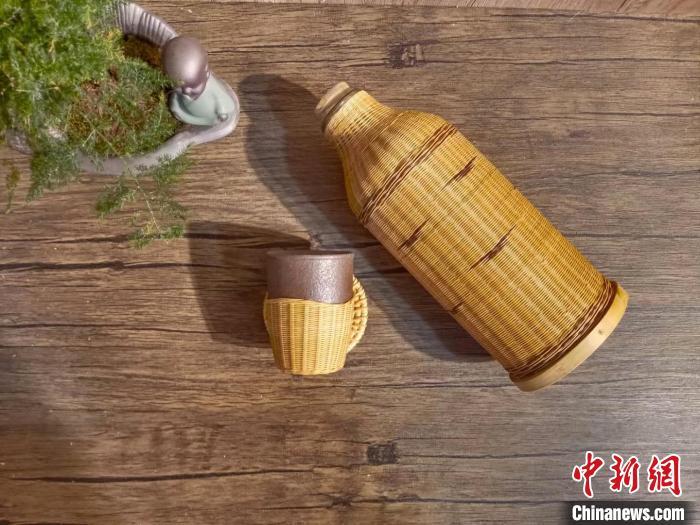 圖為竹編暖壺套。(資料圖) 甘肅省非遺保護(hù)中心供圖