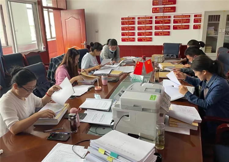 2022年9月12日，甘南州碌曲縣紀委監(jiān)委發(fā)揮”室組地“聯(lián)動機制，在縣衛(wèi)健系統(tǒng)開展八個重點領(lǐng)域?qū)ｍ椂讲椤?jpg