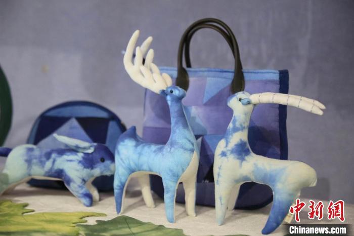 圖為許靜的非遺文創(chuàng)作品。(資料圖) 甘肅省非遺保護(hù)中心供圖