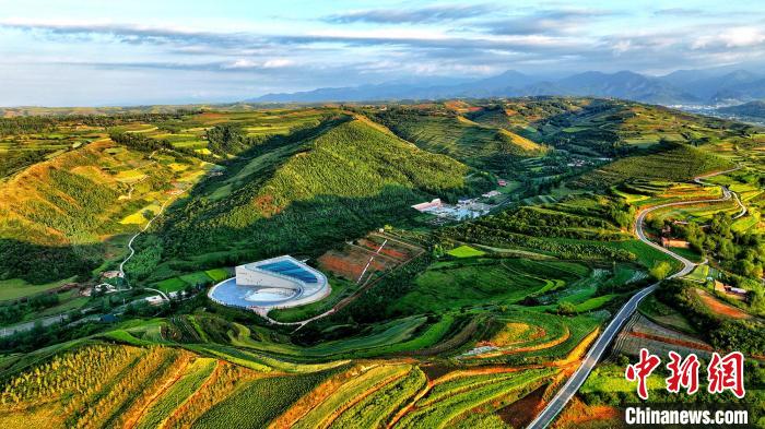 航拍視角下的樺林古動物化石埋藏原址館。該館位于臨夏州和政縣。(資料圖) 和政宣傳部供圖