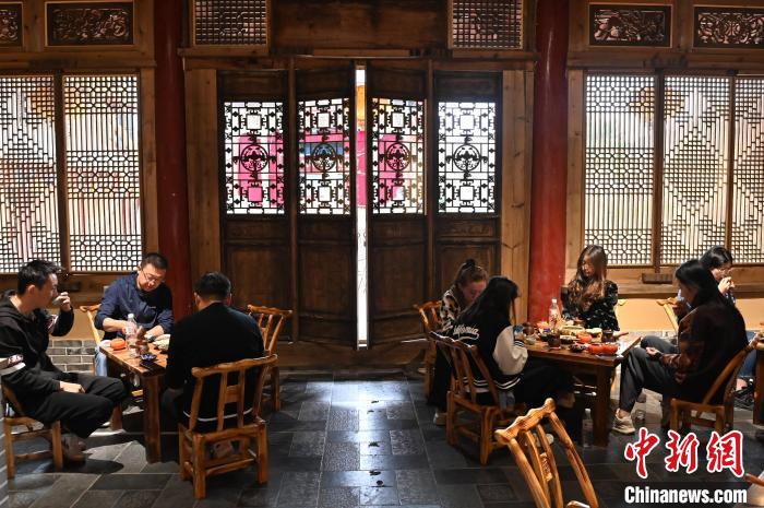 圖為甘肅天水市秦州區(qū)平南鎮(zhèn)蘇灣村民俗莊園內(nèi)的“圍爐煮茶”網(wǎng)紅打卡點。(資料圖) 李亞龍 攝