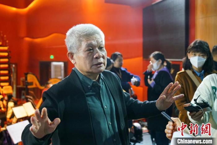 該劇導(dǎo)演蔣力向媒體介紹相關(guān)情況?！《∷?攝